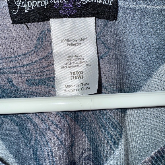 Appropriate Behavior Silver Baroque Scroll Print Long Sleeve Top – Size 1X - Picture 4 of 11